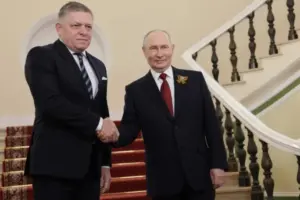 Putin označil NATO za nepriateľa. Fico mu prišiel podať ruku